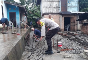 Bhabinkamtibmas Sambang Warga dan Bantu Renovasi Rumah Warga