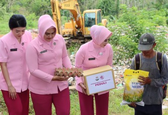 Yayasan Kemala Bhayangkari Berbagi dengan Warga di Tempat Pengelolaan Sampah