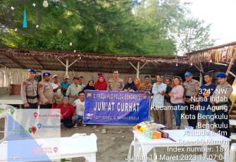 Wadirpolairud Jumat Curhat Sambil Berbagi Beras ke Masyarakat