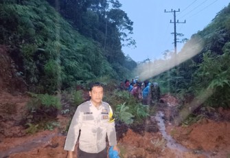 Tanah Longsor di Bukit Resam, Kendaraan Tak Bisa Lewat!