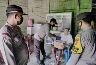 Kapolsek Enggano Salurkan Sembako ke Warga Kurang Mampu