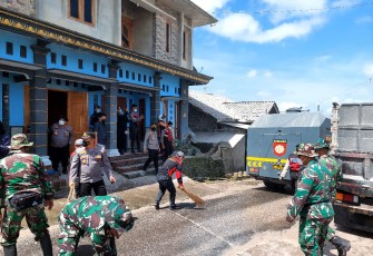 TNI, Polri Bantu Bersihkan Jalan Dampak Abu Vulkanik Erupsi Merapi