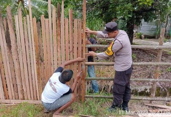 Sambang Desa, Bhabinkamtibmas Bantu Warga Buat Pagar Rumah