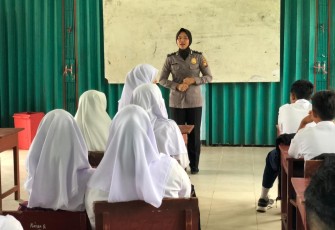 Cegah Kenakalan Remaja, Bhabinkamtibmas bersama Polwan Polsek Enggano Lakukan Sosialisasi ke Sekolah
