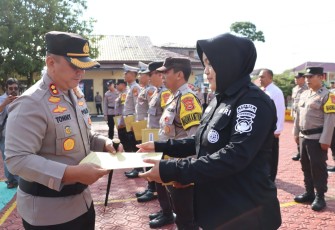 Kapolres Rejang Lebong Berikan Penghargaan Kepada 64 Personil Berprestasi