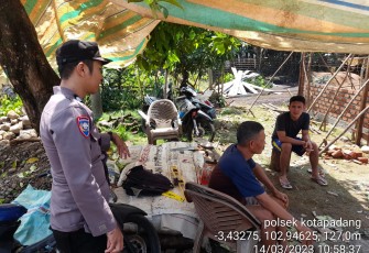 Sambang Warga, Bhabinkamtibmas Tak Sungkan Bantu Renovasi Rumah Warga