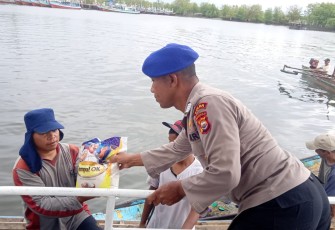 Ditpolairud Polda Bengkulu Bagikan Beras ke Nelayan di Kolam Pelabuhan Pulau Baai