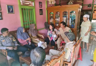 Bhabinkamtibmas Kunjungi Rumah Warga Penderita Stunting