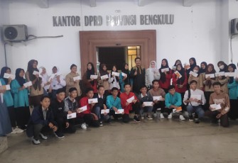 Anggota Dewan Usin Sembiring Saat Santuni Anak Yatim Piatu