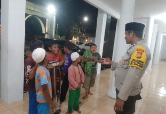 Berikan Rasa Aman, Salat Tarawih di Masjid Agung Muttaqien Dijaga Personel Polsek Teluk Segara