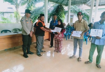 Kawal Pembagian BLT, Bhabinkamtibmas Polsek Ketahun Titip Pesan Kamtibmas    