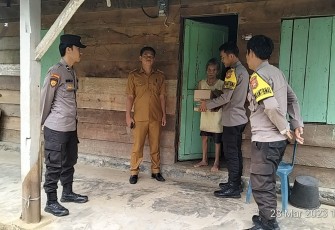 Polsek Padang Guci Hulu Bagikan Sembako ke Warga Membutuhkan
