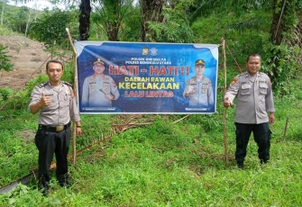 Tekan Angka Kecelakaan, Polsek Giri Mulya Pasang Spanduk Imbauaun Tertib Berlalu Lintas