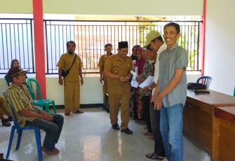 Bhabinkamtibmas Polsek Ketahun pantau dan amankan penyaluran Bantuan Langsung Tunai Dana Desa (BLT DD) Desa Bumi Harjo 