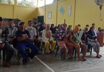 Bhabinkamtibmas Polsek Giri Mulya Dampingi Penyaluran Bansos