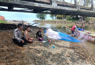 Bhabinkamtibmas Polsek Batik Nau Sambangi Koperasi Nelayan Dua Putri 