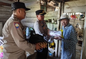 Selama Ramadhan, Polres Mukomuko Gencar Salurkan Bantuan Sembako Kepada Warga Membutuhkan