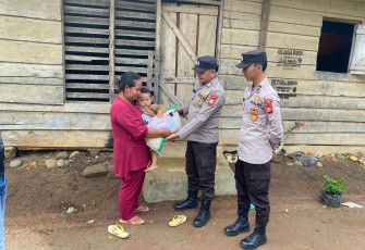Polsek Nasal Berikan Bansos kepada Petani Kurang Mampu