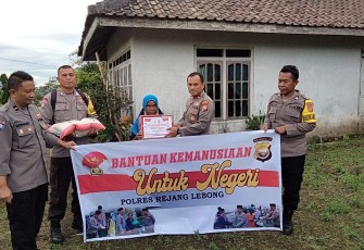 Polsek Sindang Kelingi Berbagi Bansos kepada Warga yang Membutuhkan
