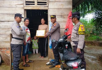 Kapolsek Ketahun Salurkan Bansos Untuk Warga Yang Membutuhkan 