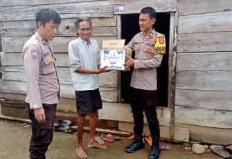 Pak Widarman Terima Bansos dari Polsek Padang Guci Hulu