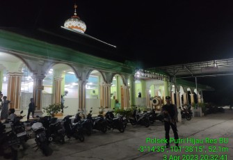 Personel Polesek Putri Hijau Melaksanakan Pengamanan Salat Tarawih
