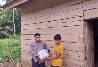 Warga Desa Lawang Agung Terima Bansos dari Polsek Padang Guci Hulu