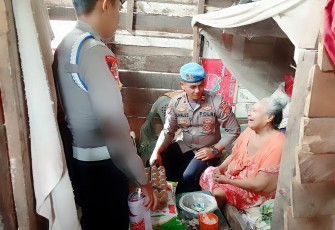 Janda dan Lansia Terima Bansos dari Sipropam Polres Kaur