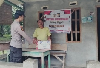 Petani Warga Desa Sukananti Terima Bansos dari Polsek Padang Guci Hulu