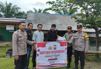Sihumas dan Siwas Polres Kaur Salurkan Bansos untuk Warga Jembatan Dua