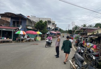 Personel Polsek Giri Mulya Saat Beri Pengamanan di Pasar Kaget 