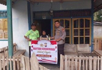 Ramadan Berkah, Polsek Padang Guci Hulu Salurkan Bansos Lagi ke Warga Kurang Mampu