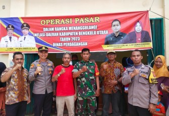 Beri Rasa Aman dan Nyaman, Polsek Giri Mulya Lakukan Pengamanan Operasi Pasar di Desa Rena Jaya