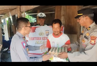 Diberi Bansos, Pak Suratno dan Pak Sirat Sampaikan Terimakasih ke Polres Kaur