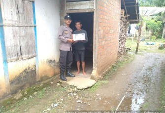 Sukardi, Terima Bansos dari Polsek Padang Guci Hulu 