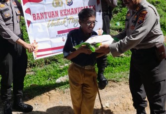 Polres Kaur Salurkan Bansos Kepada Warga Keterbelakangan Mental