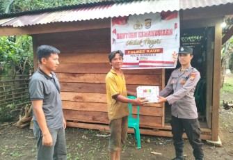 Petani Kurang Mampu Terima Bansos dari Polsek Padang Guci Hulu