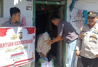 Dua Warga Kaur Selatan Terima Bansos dari Polres Kaur
