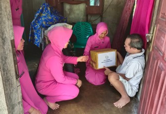 Bantu Ringankan Beban Masyarakat, Kapolsek Seginim dan Bhayangkari Berikan Bantuan