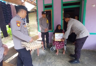 Polsek Air Besi Bagikan 25 Paket Sembako Untuk Masyarakat Kurang Mampu