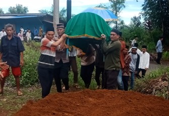 Kapolsek Batik Nau Ikut Melayat Orang Tua Anggotanya Yang Meninggal