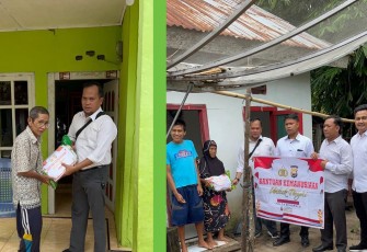 Polres Kaur Salurkan Bansos ke Warga Kurang Mampu di Desa Muara Tetap