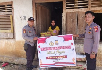 Ibu Fitriani Dapat Berkah Ramadan dari Polsek Padang Guci Hulu