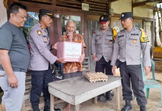 Empat Desa di Kecamatan Air Padang Terima Bantuan Sosial Dari Polsek Lais 