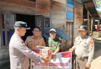 Terima Bansos, Pak Sarun Sampaikan Terimakasih kepada Polsek Padang Guci Hulu