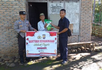 Warga Sakit Menahun dan Lansia Kurang Mampu Terima Bansos dari Polres Kaur