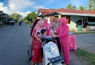 Jelang Berbuka Puasa, Polsek Kedurang Bagi-bagi Takjil dan Sembako Kepada Warga dan Pengendara 