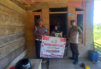 IRT Warga Desa Suka Menanti Terima Bansos dari Polsek Maje