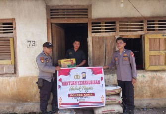 Pak Nandar Terima Bansos dari Polsek Padang Guci Hulu