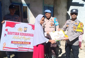 Warga Desa Talang Marap Terima Bansos dari Polsek Tanjung Kemuning